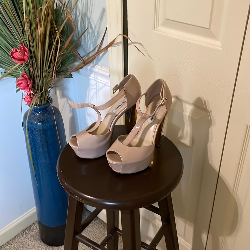 Steve Madden Nude and Gold Heels
